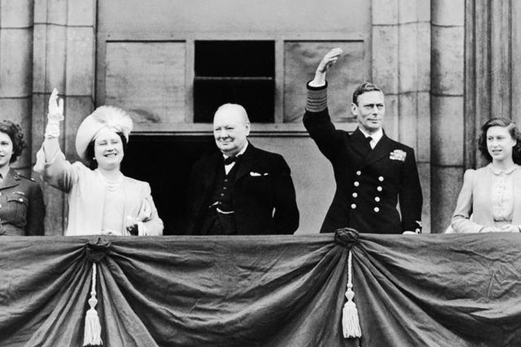 Keluarga Kerajaan Inggris dan Winston Churchill di atas balkon istana Buckingham 