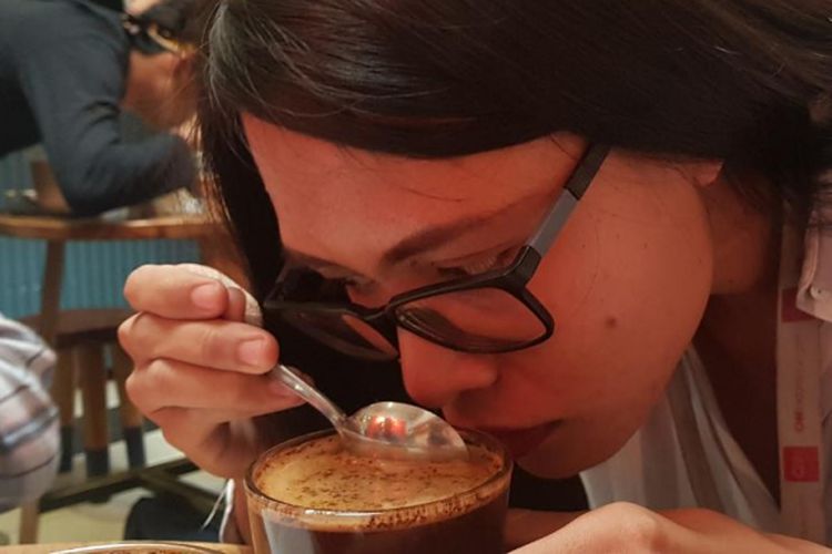 Mencium aroma kopi saat acara Shopee dan Anomali, Jakarta, Jumat (27/7/2018).