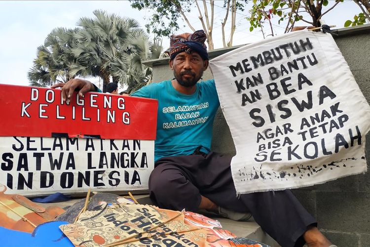 Samsudin (47), pendongeng keliling asal Indramayu, Jawa Barat sepekan berjalan kaki hingga Jakarta untuk bertemu dengan Presiden RI Joko Widodo, Kamis (15/8/2019). 