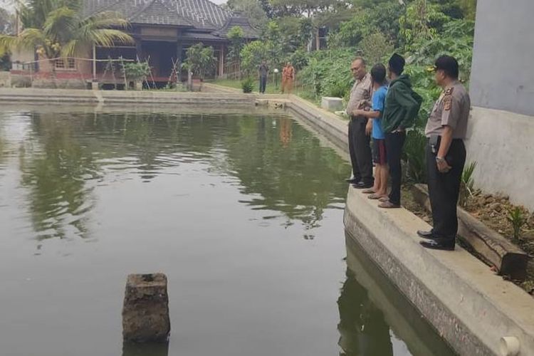 Polisi memeriksa kolam pembesaran ikan Nila di Karangtengah, Cianjur, Jawa Barat yang menjadi lokasi meninggalnya Sopyan alias Aban (50) akibat tenggelam, Kamis (05/09/2019)