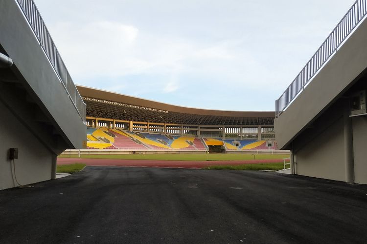 Jalur masuk ke dalam stadion Manahan, Solo, Jawa Tengah. Tampak lapangan dan bangku penonton dengan paduan warna-warni bermotif batik kawung. Gambar diambil pada 16 Februari 2020.