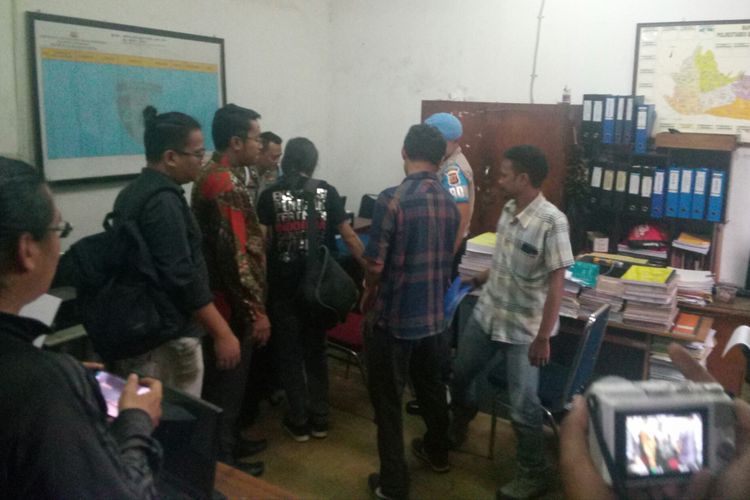 Didampingi Tim Advokasi Jurnalis Independen (Taji), dua jurnalis foto melaporkan dugaan tindakan kekerasan yang dilakukan oknum aparat kepolisian ke Propam Polrestabes Bandung.