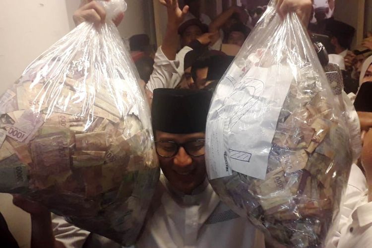 Di Medan, Sandiaga tidak hanya menerima celengen dari seorang bocah yang namanya sama dengan dirinya, juga dua kantong plastik uang dari emak-emak, Selasa (9/4/2019)