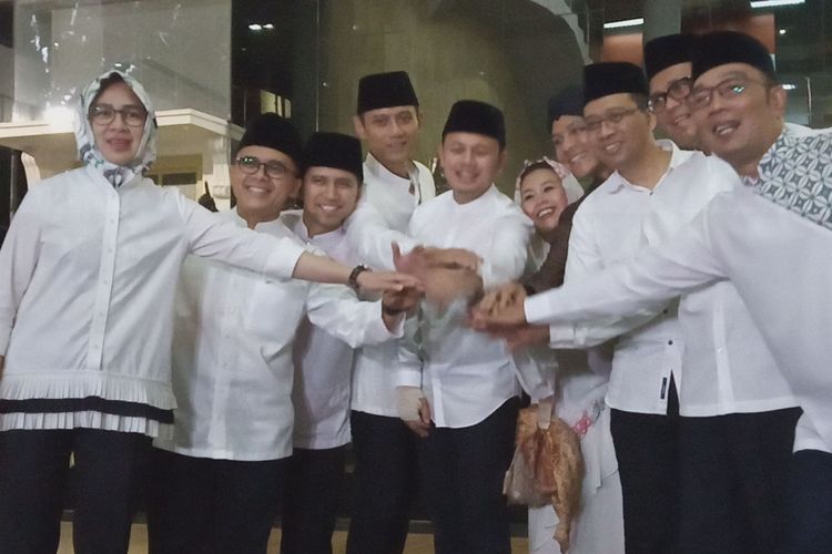 Sejumlah tokoh dan politisi kompak berjabat tangan usai rapat tertutup di acara silaturahmi Bogor untuk Indonesia di Museum Kepresidenan, Gedung Balaikirti, Kota Bogor, Jawa Barat, Rabu (15/5/2019)