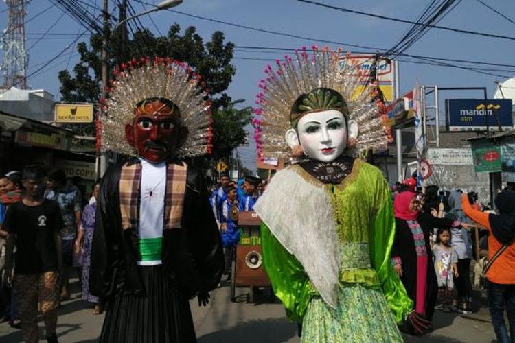 Festival Condet dibuka dengan pawai budaya Betawi di Jalan Raya Condet, Balekambang, Kramatjati, Jakarta Timur, Sabtu (30/7/2016).