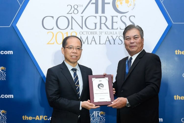Kepala Pengembangan AFC Zhang Jian (kanan) saat memberikan penghargaan Liga Paling Berkembang kepada Presiden PFF Mariano V. Araneta pada hari Rabu (31/10/2018) di Kuala Lumpur Malaysia.