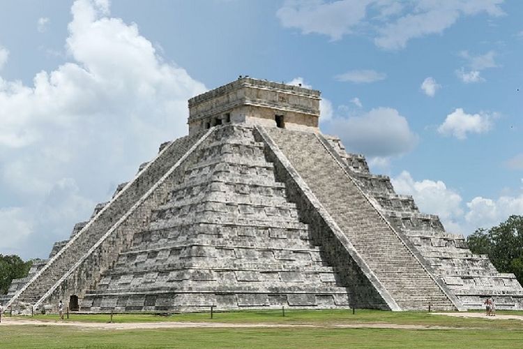 Kuil El Castillo salah satu peninggalan bangsa Maya yang ditemukan di Chichen Itza, Meksiko.