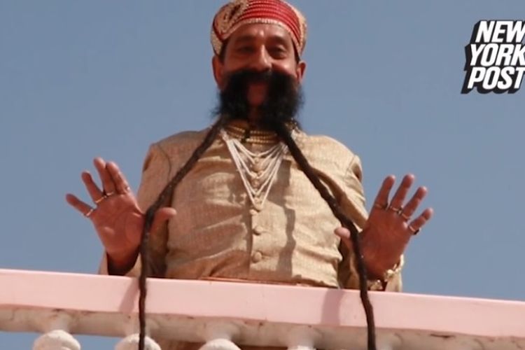 Ram Singh (62) tercatat sebagai pemegang rekor pemilik kumis terpanjang di dunia dengan panjang mencapai 5,63 meter.
