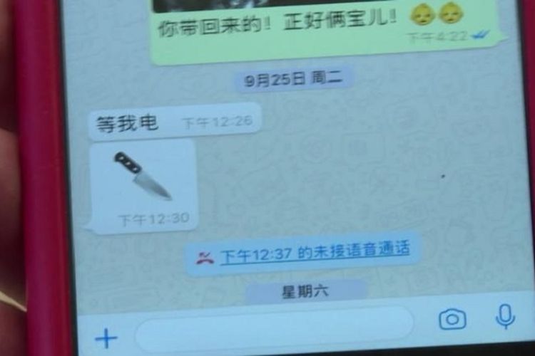 Inilah potongan percakapan di WhatsApp yang memperlihatkan emoji pisau beserta kalimat yang berarti tunggu telepon dariku. Emoji tersebut dikirimkan Presiden Kepolisian Internasional (Interpol) Meng Hongwei kepada istrinya, Grace, sebelum dia dilaporkan menghilang 29 September 2018.