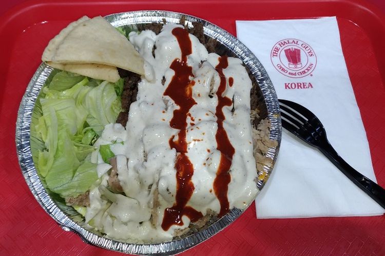 Salah satu menu yang disajikan di restoran waralaba The Halal Guys di Itaewon-dong di Seoul, Korea Selatan.