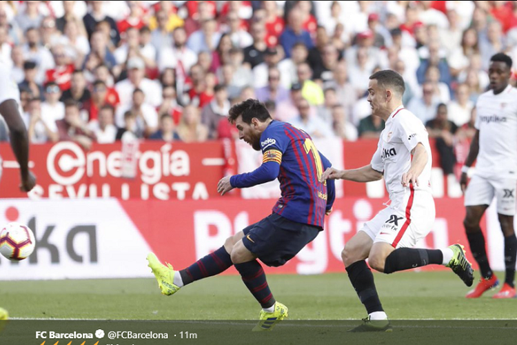 Tendangan Lionel Messi pada laga Sevilla vs Barcelona yang berakhir dengan skor 2-4 untuk keunggulan El Barca di Stadion Ramon Sanchez Pizjuan, Sabtu (23/2/2019).