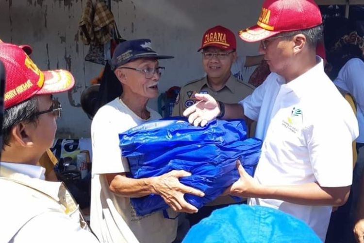 Menteri Sosial Agus Gumiwang Kartasasmita memberikan bantuan secara simbolis untuk korban banjir dan longsor di Bengkulu
