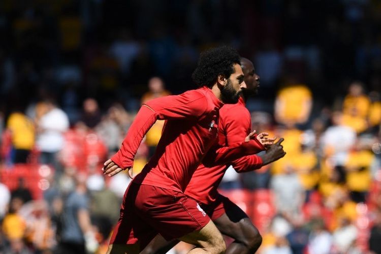 Sadio Mane dan Mohamed Salah menjalani pemanasan jelang laga Liverpool vs Wolverhampton Wanderers di Stadion Anfield, 12 Mei 2019. 