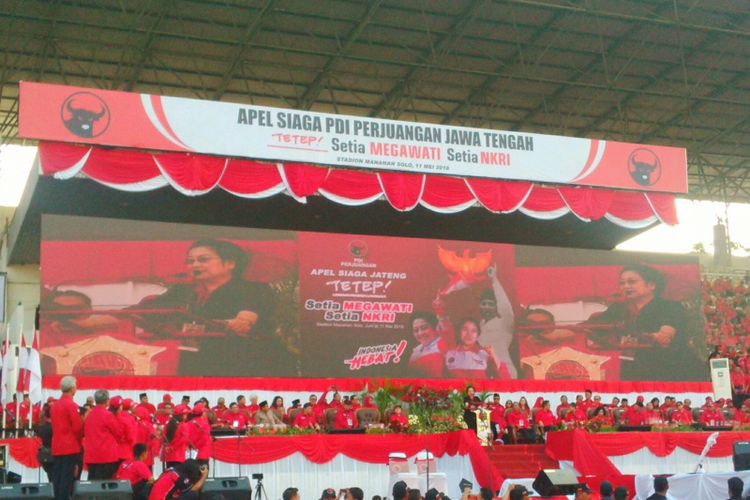 Ketua Umum DPP Partai Demokrasi Indonesia Perjuangan (PDI-P), Megawati Soekarnoputri dalam Apel Siaga PDI Perjuangan Jawa Tengah Setia Megawati Setia NKRI di Stadion Manahan, Solo, Jawa Tengah, Jumat (11/5/2018).