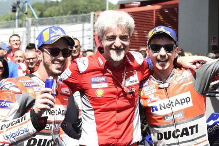 Pebalap Ducati Andrea Dovizioso dan Jorge Lorenzo bersama Gigi DallIgna