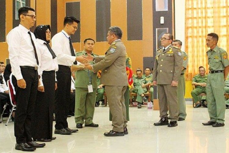 Bupati Kubu Raya Muda Mahendrawan menyerahkan Surat Keputusan Bupati Kubu Raya tentang Pengangkatan CPNS Formasi Tahun Anggaran 2018 di Aula Kantor Bupati Kubu Raya, Kalimantan Barat, Senin (25/3/2019).