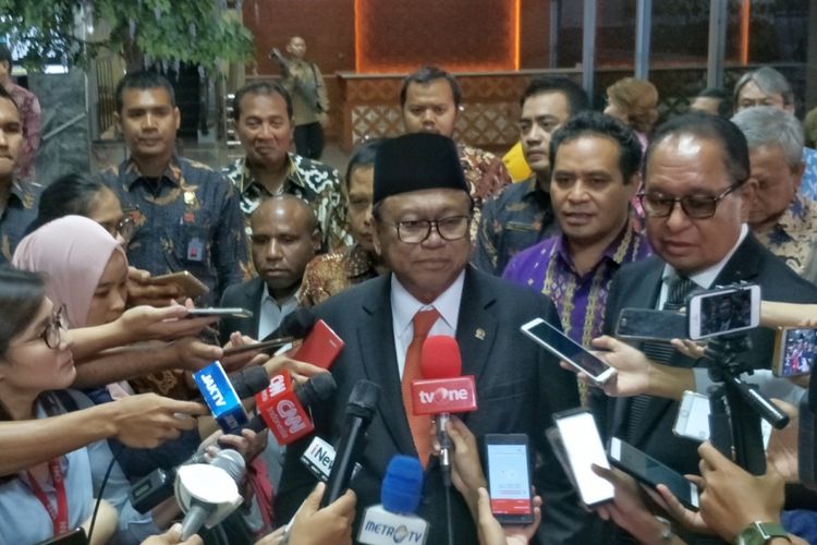 Ketua Dewan Perwakilan Daerah (DPD) Oesman Sapta Odang di Kompleks Parlemen, Senayan, Jakarta, Senin (1/10/2018). 