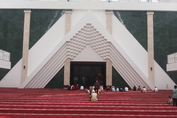 Masjid Raya KH Hasyim Asyari yang berlokasi di Semanan, Kalideres, Jakarta Barat, Jumat (21/4/2017). Masjid ini adalah masjid yang dibangun oleh Pemerintah Provinsi DKI dan diresmikan oleh Presiden Joko Widodo pada 15 April 2017.