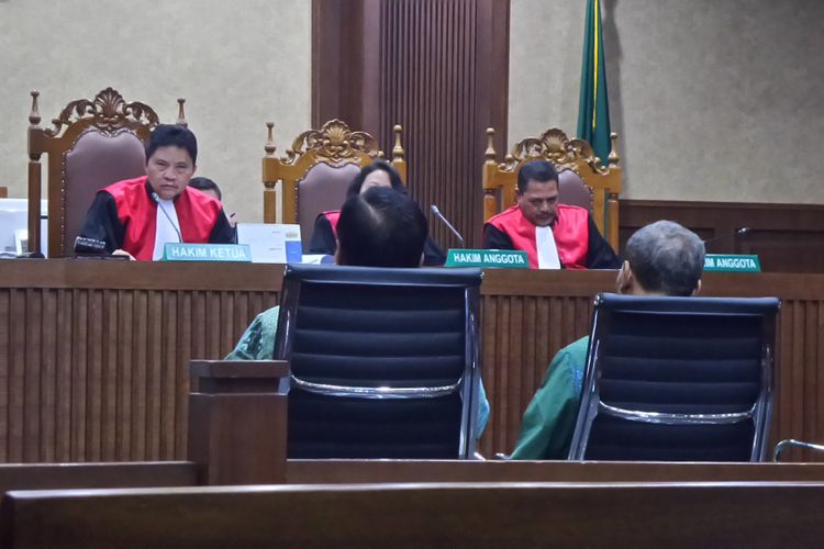 Dua mantan pejabat Kemendagri, Irman dan Sugiharto bersaksi dalam persidangan kasus pemberian keterangan palsu dengan terdakwa Miryam S Haryani di Pengadilan Tipikor Jakarta, Senin (28/8/2017).