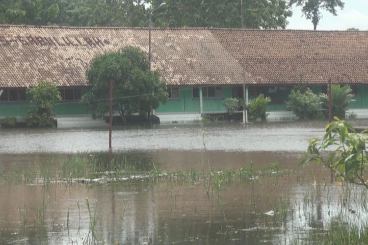 Salah saru sudut halaman pesantren yang terendam banjir hingga sedalam 1 meter akibat luapan air sungai komering yang membelah Kota Kayuagung OKI