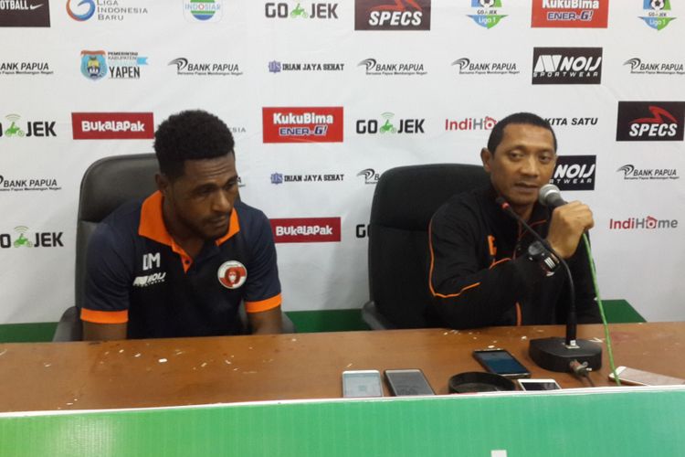 Pelatih Perseru Serui, I Putu Gede Dwi Santoso (kanan), dalam konferensi pers setelah kalah dari Arema FC di Stadion Gajayana, Kota Malang, Rabu (6/6/2018) malam.