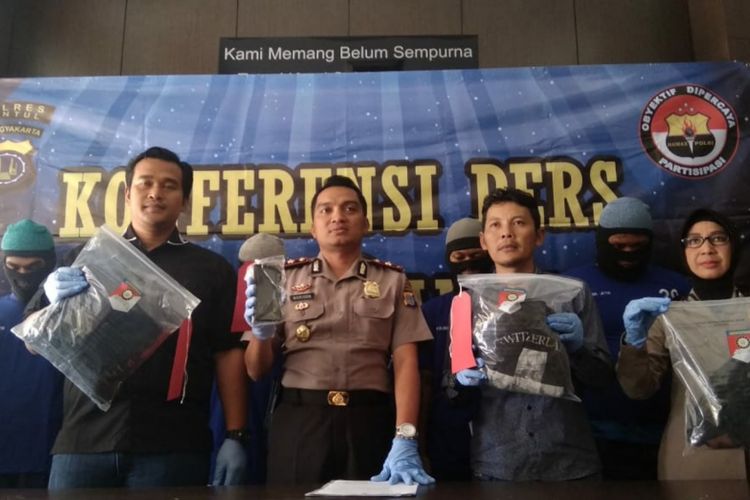 Wakapolres Bantul, Kompol Mariska Fendi Susanto (tengah) menunjukkan Barang Bukti kasus Penganiyaan Penonton Sepakbola di Stadion Sultan Agung Bantul beberapa waktu  lalu, saat Jumpa Pers di Mapolres Bantul, Kamis (9/8/2018)