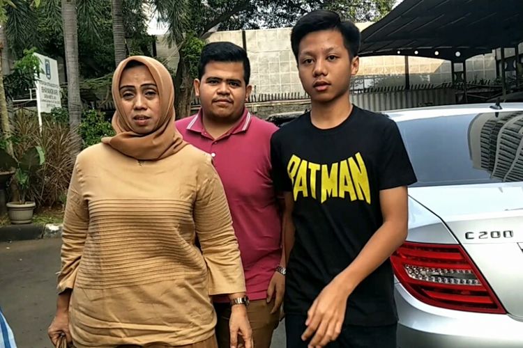 Remaja berinisial RA (14) yang menjadi korban pemukulan seorang pria di Tol Jagorawi, Cibubur arah Jakarta menyambangi Polda Metro Jaya, Kamis (23/8/2018).