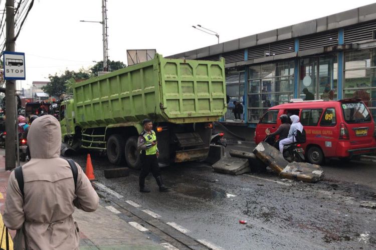 Sebuah truk menabrak separator busway di Jalan Enggano, Tanjung Priok, Jakarta Utara, Senin (29/10/2018).