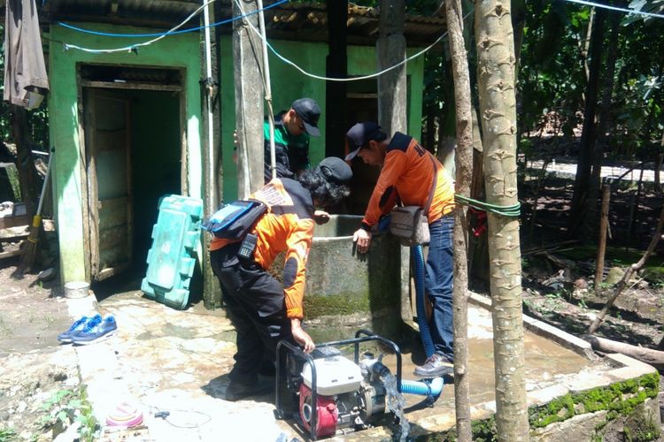 Sumur Milik Maryadi Warga Desa Banyusoca, Playen, Gunungkidul, dikuras Relawan menggunakan Pompa untuk Membersihkan Kotoran 