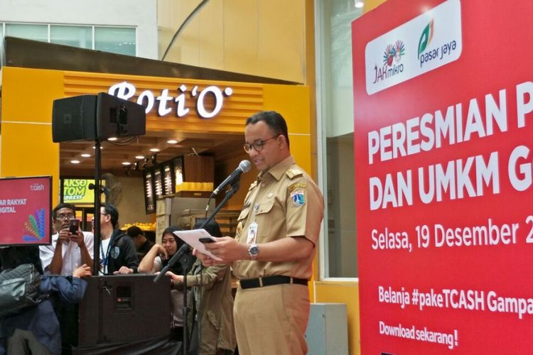 Gubernur DKI Jakarta Anies Baswedan memberikan sambutan saat meluncurkan program pembayaran non-tunai bernama Jakmikro di Pasar Mayestik, Kebayoran Baru, Jakarta Selatan, Selasa (19/12/2017).