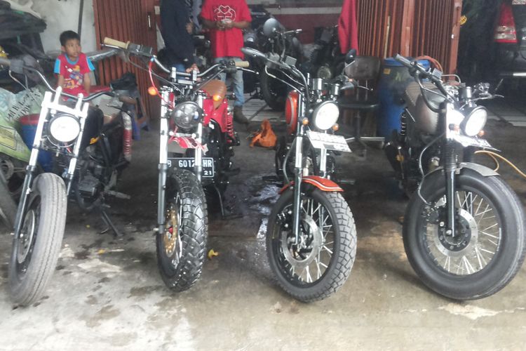 Beberapa sepeda motor modifikasi bergaya scrambler di bengkel Clacustique, Depok, Senin (19/2/2018).