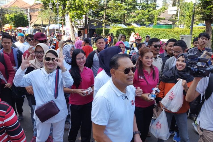 Calon gubernur Jawa Barat nomor urut 3 Sudrajat datang ke Car Free Day, Jalan Dago, Kota Bandung, Minggu (11/3/2018). 