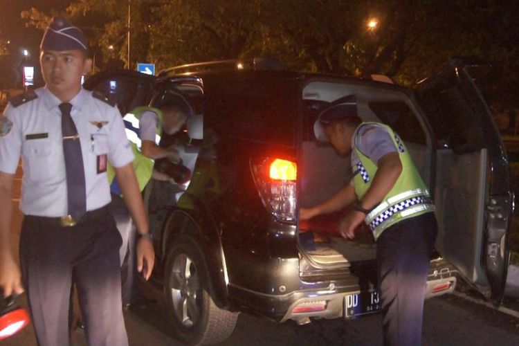 Pasca Bom Surabaya,Personil gabungan periksa kendaraan yang hendak masuk Bandara Sultan Hasanuddin Makassar, Minggu (13/05/2018) 