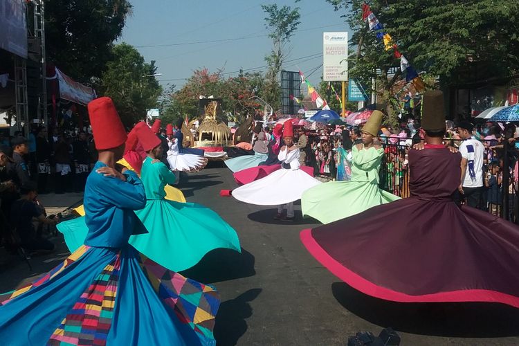 Tari sufi yang ditampilkan oleh para seniman Pekalongan. Kompas.com/Slamet Priyatin