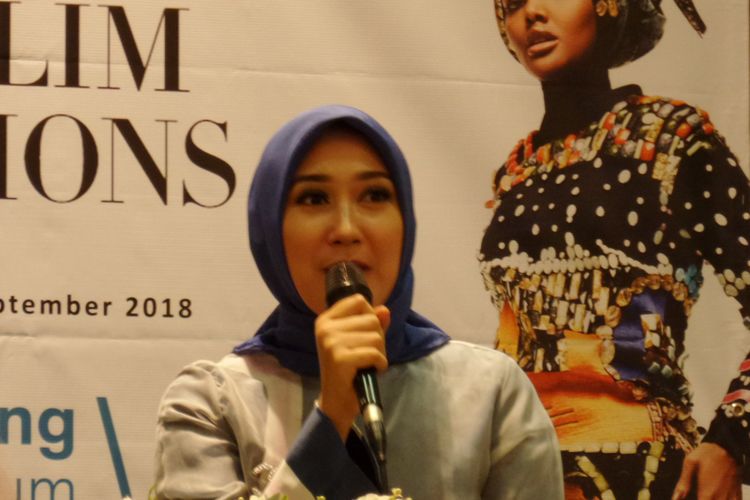 Desainer Dian Pelangi dalam konferensi pers keberangkatan enam desainer Indonesia ke Contemporary Muslim Fashions di kawasan Kemang, Jakarta Selatan, Senin (17/9/2018).