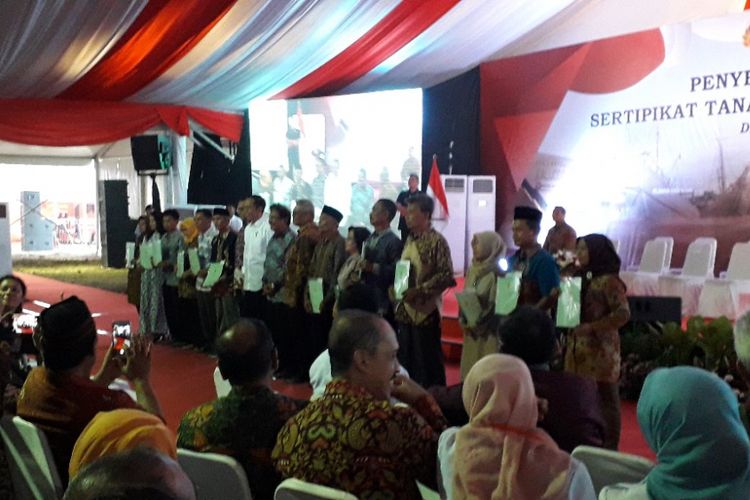 Presiden Joko Widodo berfoto bersama perwakilan penerima sertifikat tanah di Jakarta Utara, Rabu (17/10/2018).