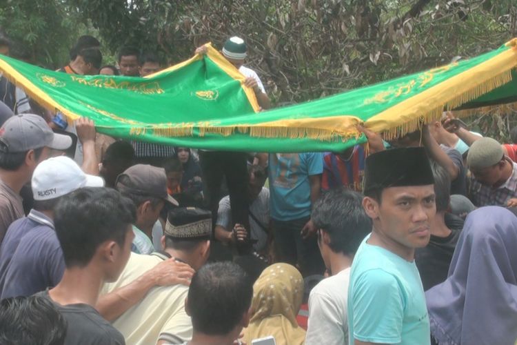 Dihantar ribuan warga PALI Chandra Kirana korban pesawat jatuh di perairan Tanjung Karawang dimakamkan di TPU Talang Miring Kelurahan Pasar Bhayangkara Kecamatan Talang Ubi PALI 