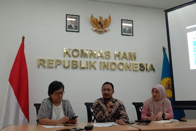 komisioner Komnas HAM bidang pengkajian dan penelitian, Choirul Anam (tengah) dalam konferensi pers di kantor Komnas HAM, Jakarta, Kamis (19/9/2019). 