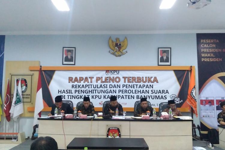 Rapat pleno terbuka rekapitulasi dan penetapan hasil penghitungan suara di Kantor KPU Banyumas, Jawa Tengah, Jumat (3/5/2019) malam.