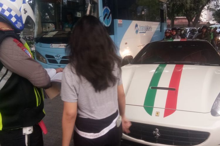 Sebuah mobil Ferrari dengan nomor polisi B 2984 STN terjaring operasi patuh jaya 2019 di Jalan Jatibaru, Tanah Abang, Jakarta Pusat, Rabu (4/9/2019). 