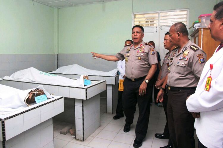 Kapolda Sumut Irjen Pol Paulus Waterpauw menunjukkan mayat pelaku begal yang ditembak mati, Kamis (28/9/2017).