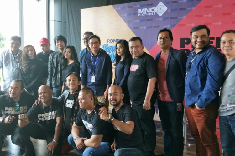 Para pemain dan tim produksi Film Roman Picisan dan Preman Pensiun saat jumpa pers  di kawasan Kebon Sirih, Jakarta Pusat, Jumat (6/4/2018).