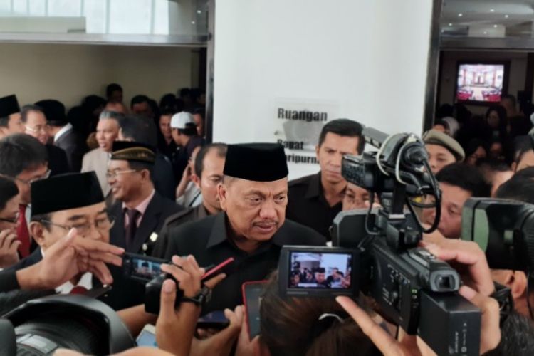 Gubernur Sulut Olly Dondokambey didampingi Anggota VI BPK RI Harry Azhar Aziz saat diwawancara seusai rapat paripurna di Kantor DPRD Sulut, Senin (27/5/2019) pukul 10.24 Wita.