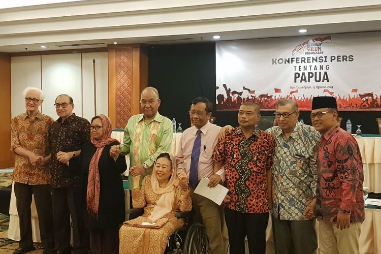 Shinta Nuriyah Wahid bersama tokoh bangsa yang tergabung dalam Gerakan Suluh Kebangsaan berfoto bersama usia konferensi pers tentang Papua di Hotel Sahid Jaya, Jakarta Pusat, Junat (23/8/2019).