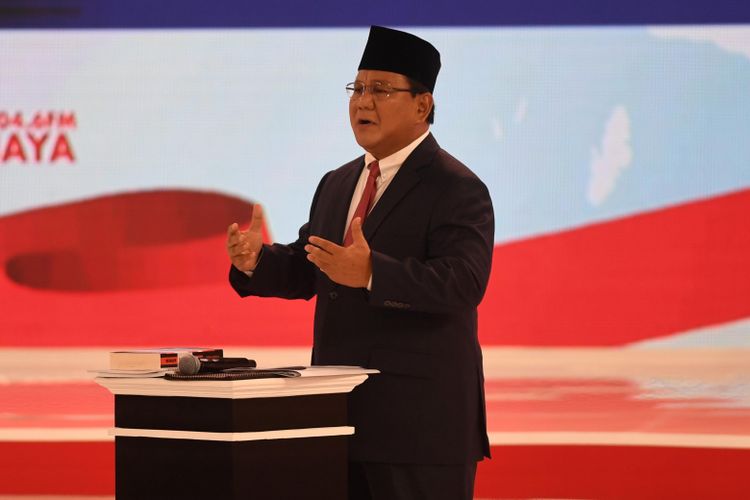 Capres nomor urut 02 Prabowo Subianto menyampaikan pendapatnya saat debat capres 2019 putaran kedua di Hotel Sultan, Jakarta, Minggu (17/2/2019). Debat kedua yang hanya diikuti capres yakni capres nomor urut 01 Joko Widodo dan capres 02 Prabowo Subianto tanpa wapresnya itu mengangkat tema energi dan pangan, sumber daya alam dan lingkungan hidup, serta infrastruktur.