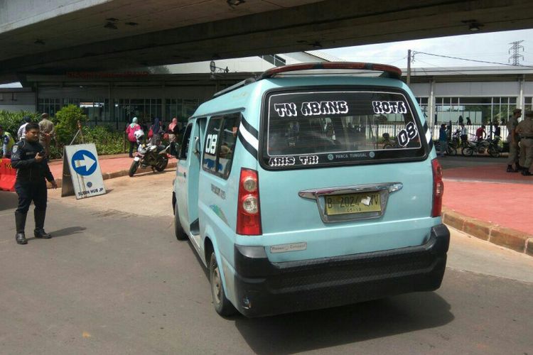 Mikrolet M08 memutar balik di kolong flyover Jatibaru, Tanah Abang, Jakarta Pusat.