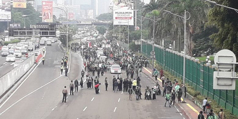 Ojek online berunjuk rasa di depan gedung DPR RI, Senin (23/4/2018).