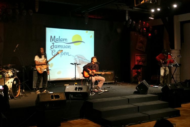 Pemusik Adrian Yunan tampil dalam acara Malam Jamuan Cerpen di Bentara Budaya Jakarta, Palmerah, Jakarta Pusat, Jumat (28/6/2019).