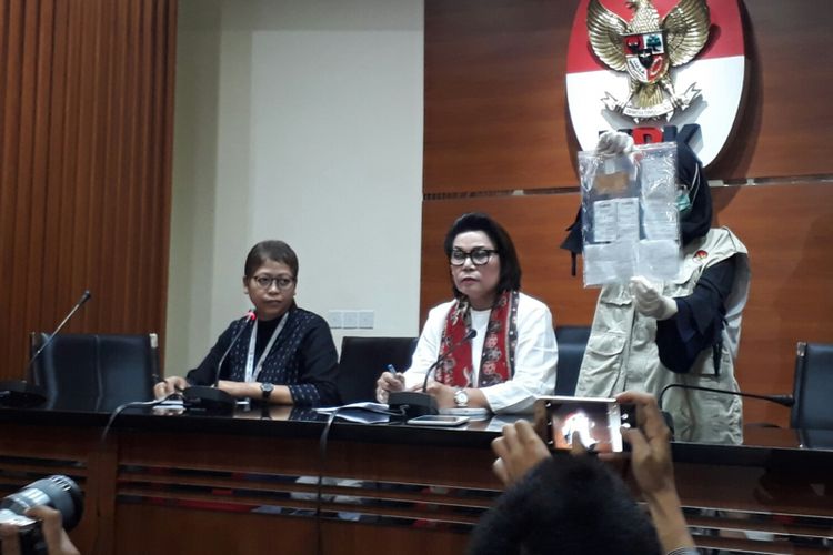 Jumpa pers KPK terkait operasi tangkap tangan Bupati Ngada, Marianus Sae, di gedung KPK, Kuningan, Jakarta, Senin (12/2/2018).