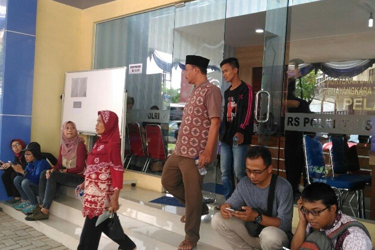 Suasana posko pengaduan terkait korban ledakan pabrik mercon di RS Polri Kramat Jati, Jumat (27/10/2017).